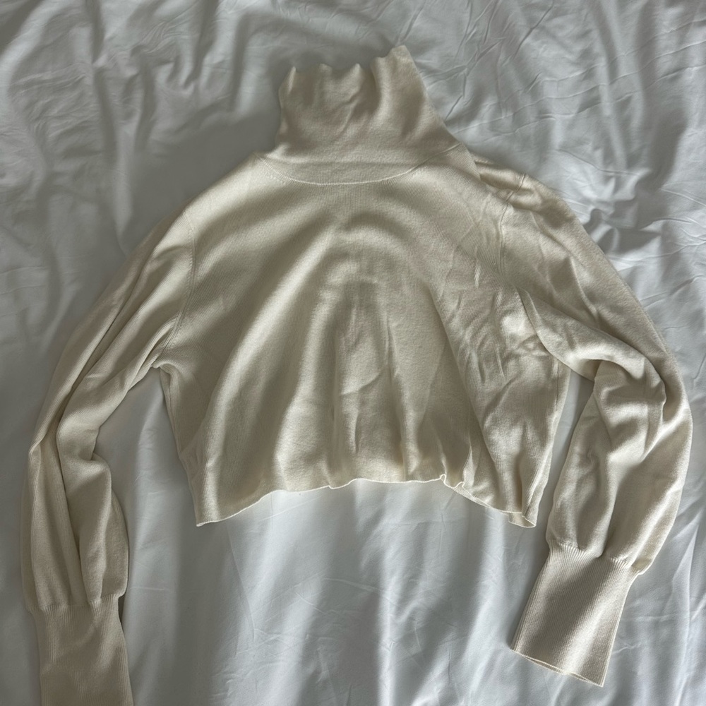 Cream Aritzia Turtle Neck Cropped Sweater